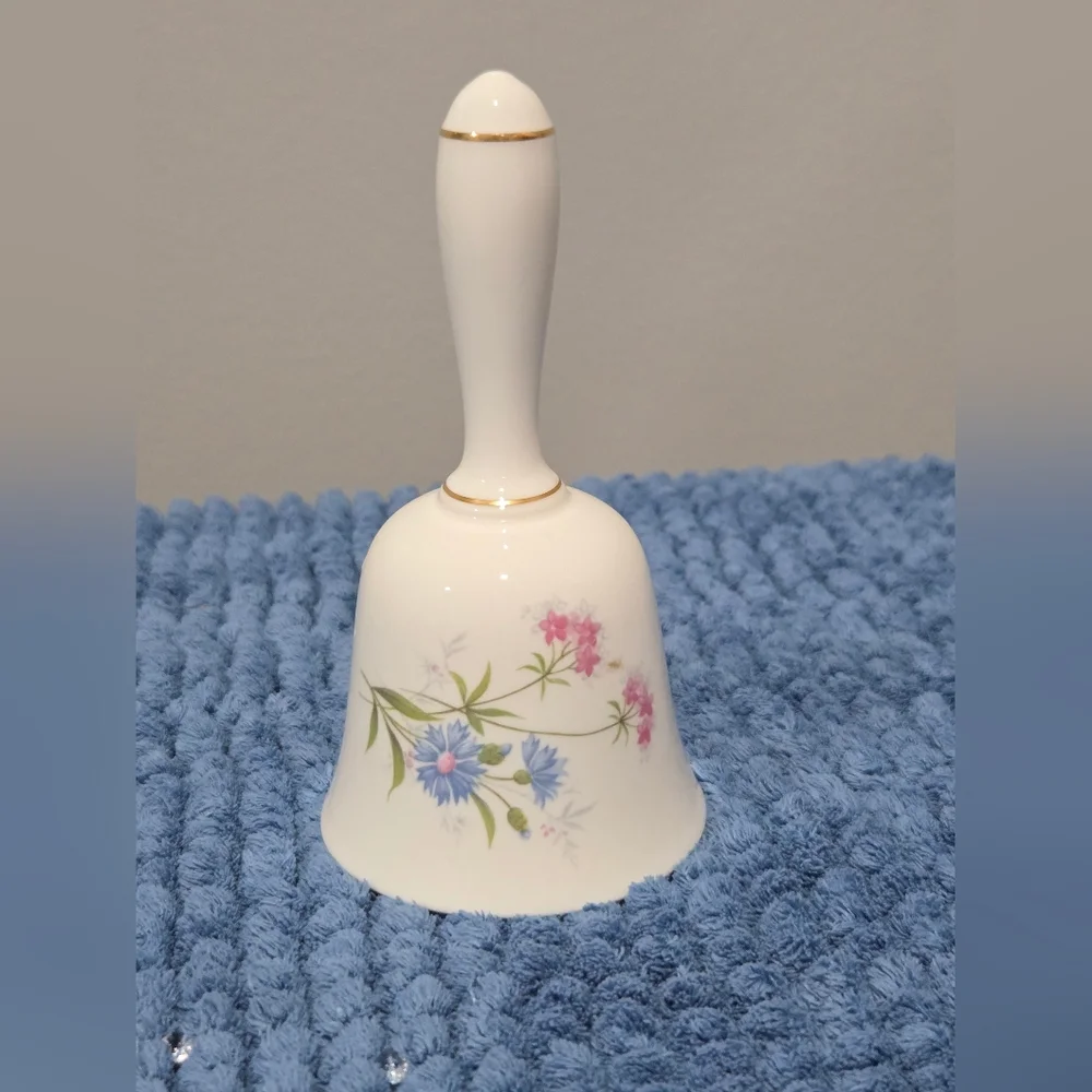 Vintage Bell Fine Bone China Crown Staffordshire Wild Flowers - Picture 2 of 3